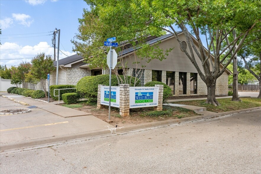 More Photos Of 310 W Bluff St, Granbury Office For Sale