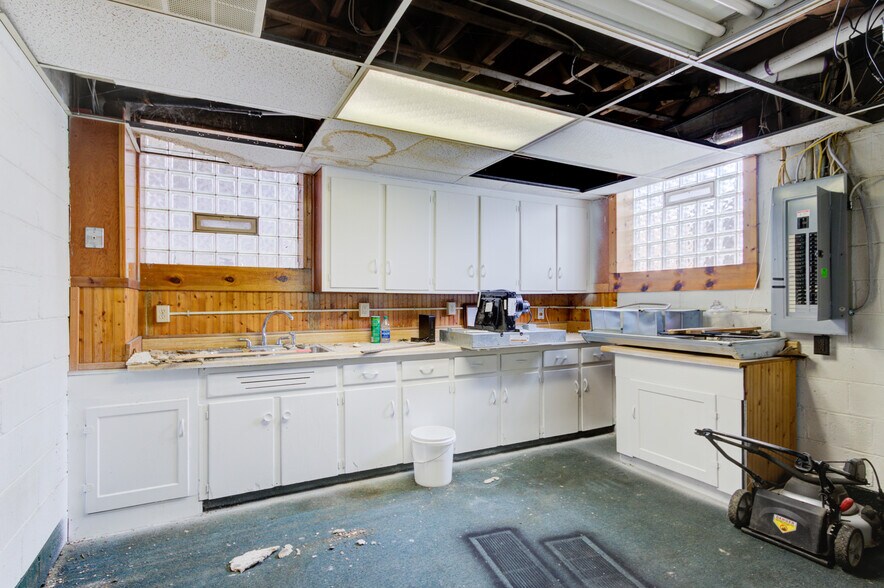 More Photos Of 2520 Rochester Rd, Royal Oak Office For Lease