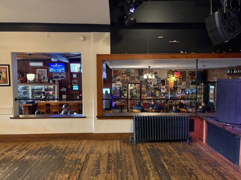 More Photos Of 2692 Dunsmuir Ave, Cumberland Storefront Retail Residential For Sale