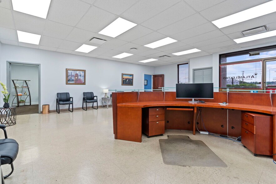 More Photos Of 1001 E 4th St, Richmond Showroom For Lease