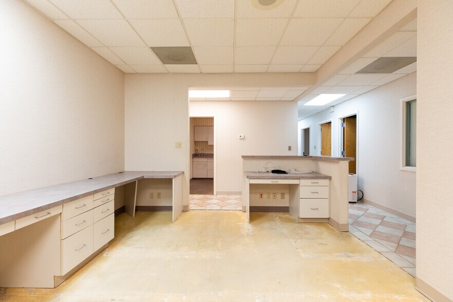 More Photos Of 640 S Walker St, Bloomington Medical For Sale