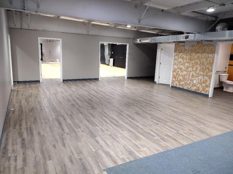 More Photos Of 406 E Butler Rd, Mauldin Showroom For Lease