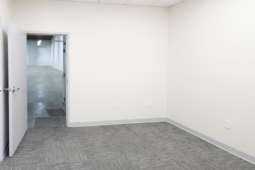 More Photos Of 3338-3344 Democrat Rd, Memphis Distribution For Lease