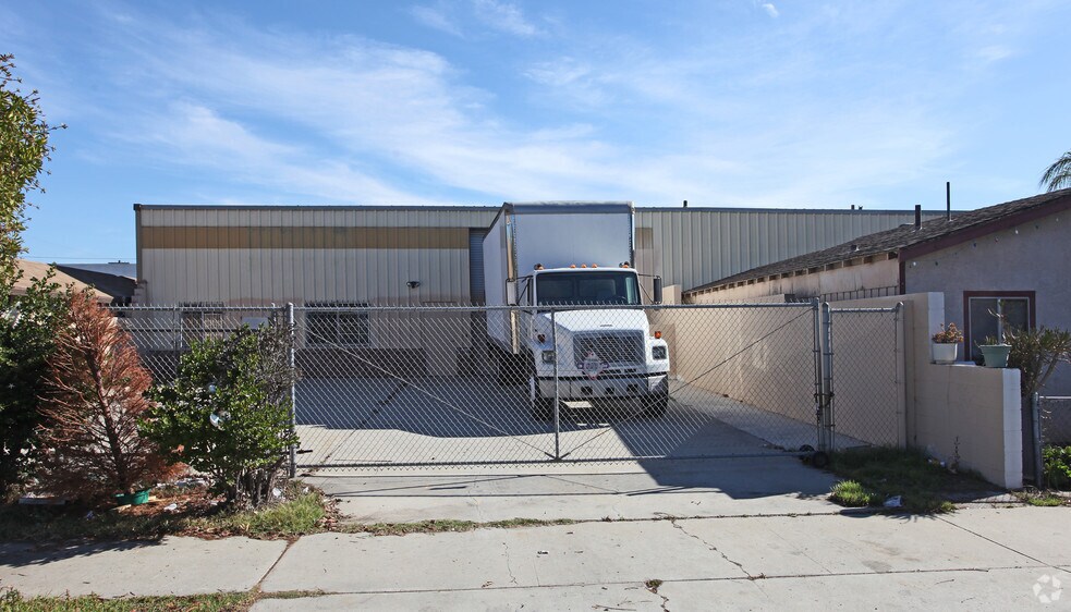 More Photos Of 333 Civic Center Dr, National City Warehouse For Lease