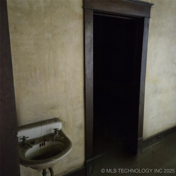 More Photos Of 523 E 6th St, Okmulgee Storefront Retail Office For Sale