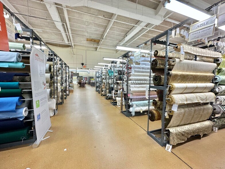 More Photos Of 219 S Service Rd, Plainview Warehouse For Lease