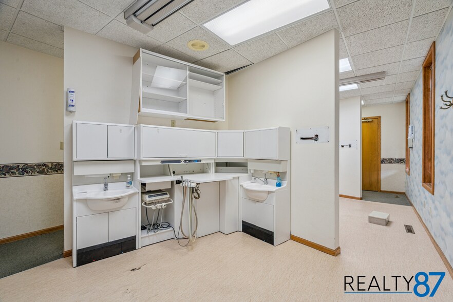 More Photos Of 3900 River Ridge Dr NE, Cedar Rapids Office For Lease