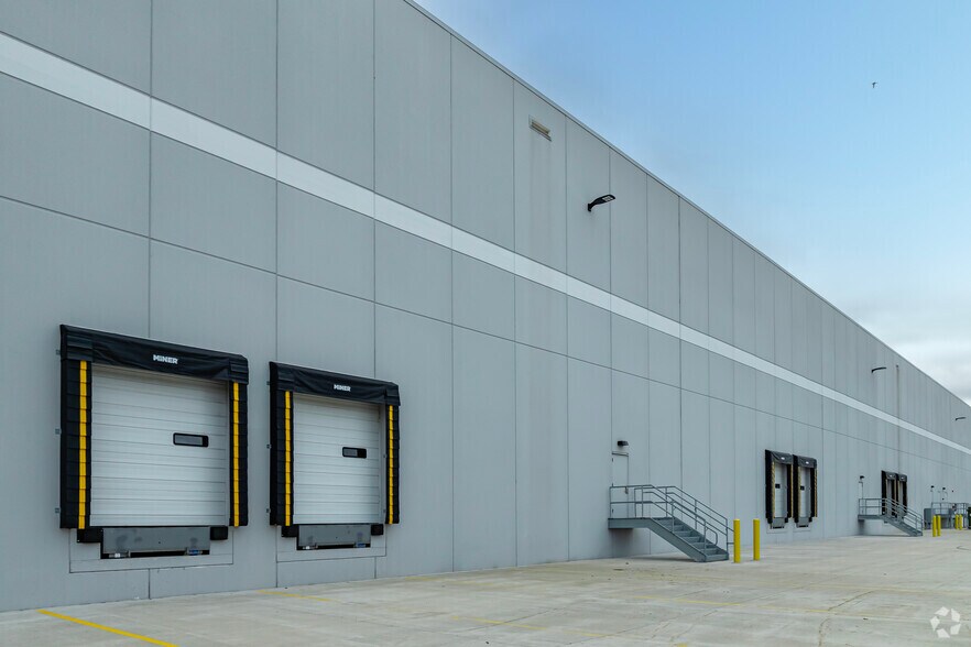 More Photos Of 32250 Smith Rd, Romulus Warehouse For Lease