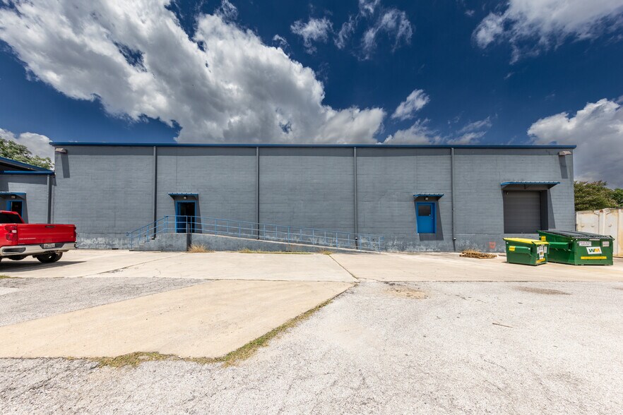 More Photos Of 2111 West Ave, San Antonio Flex For Sale