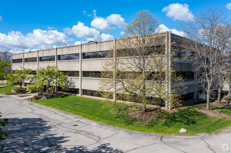 More Photos Of 125 N Executive Dr, Brookfield Office For Lease