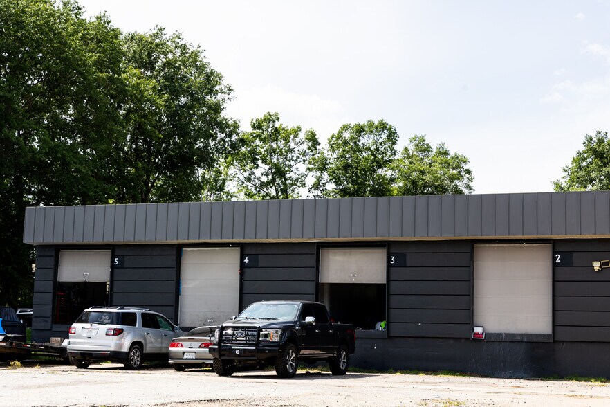 More Photos Of 860 W Main St, Spartanburg Light Distribution For Sale
