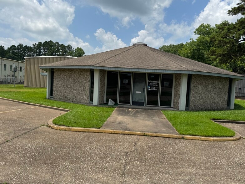 More Photos Of 1208 S Chestnut St, Lufkin Showroom For Sale