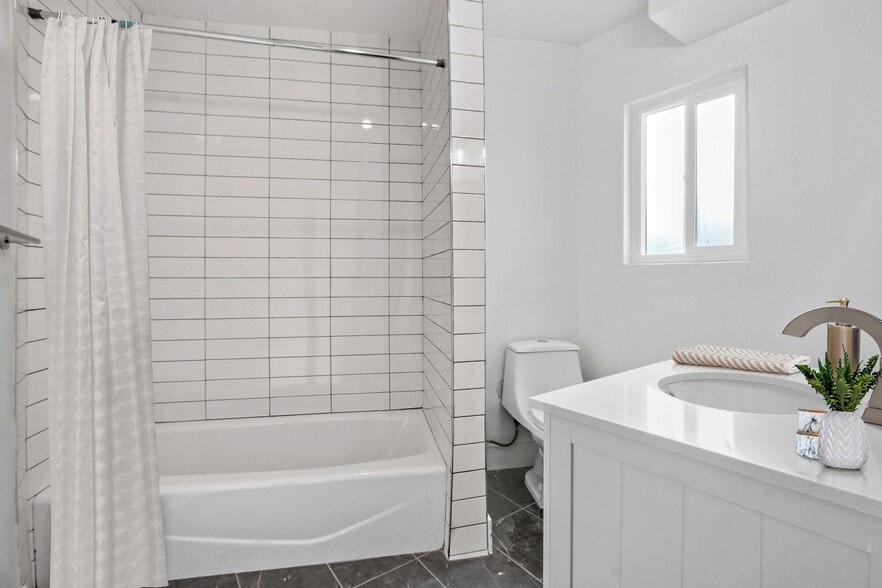 More Photos Of 5529 Dairy Ave, Long Beach Apartments For Sale