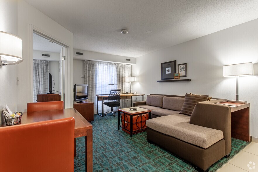 More Photos Of 9765 Crosspoint Blvd, Indianapolis Hotel For Sale