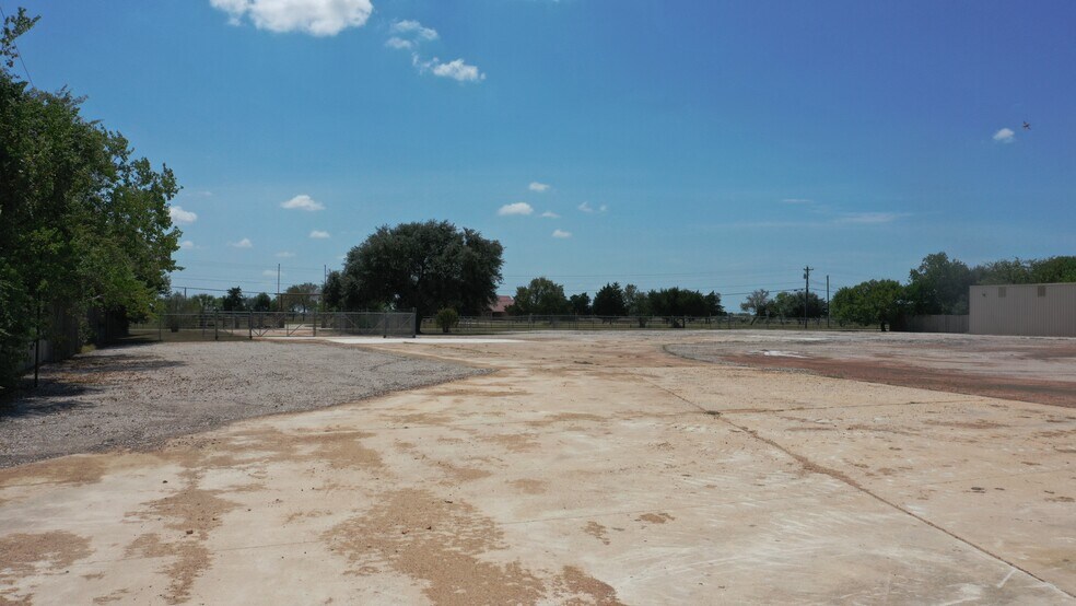 More Photos Of 12104 US-59, Victoria Industrial For Lease