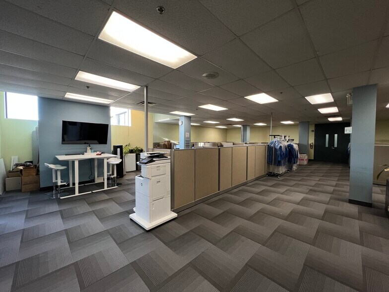 More Photos Of 7301 Boul Décarie, Montréal Warehouse For Lease