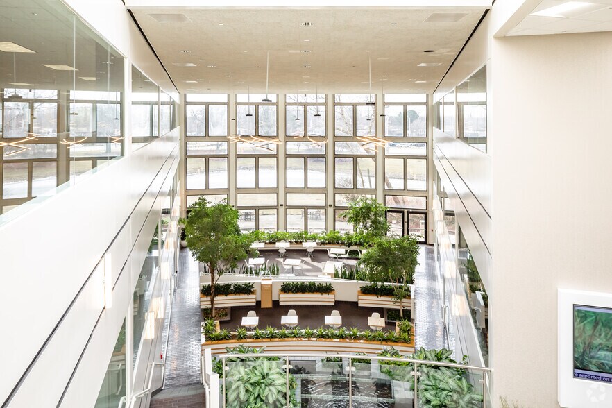 More Photos Of 387 Shuman Blvd, Naperville Medical For Lease