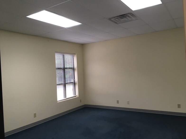 More Photos Of 508 Holly Hill Ln, Burlington Office Residential For Lease