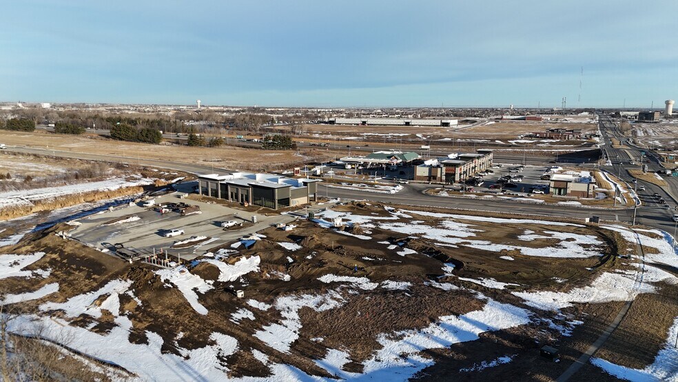 More Photos Of 10100 Plum Dr, Urbandale Restaurant For Lease