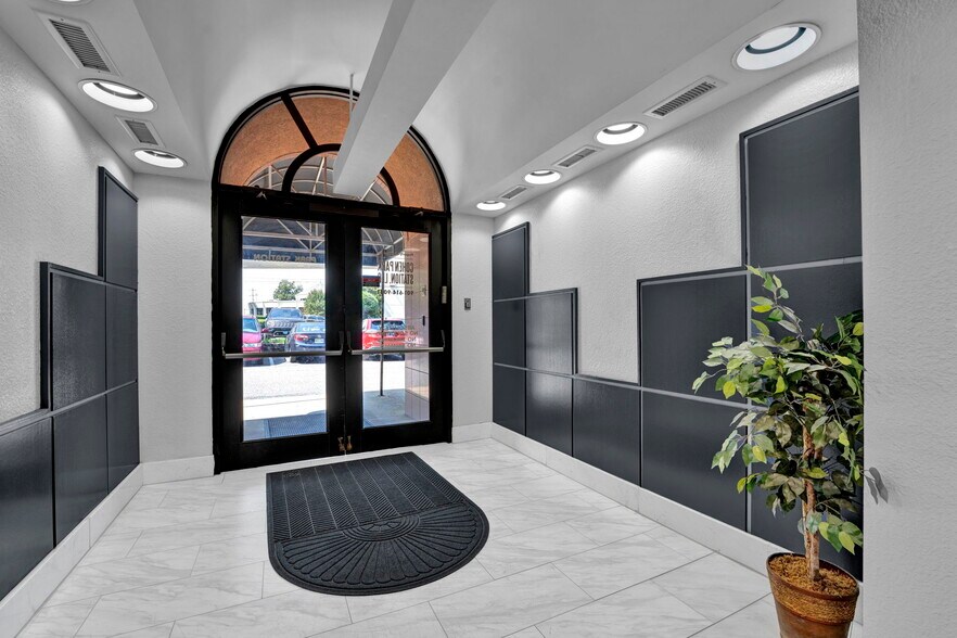 More Photos Of 5180 Park Ave, Memphis Office For Lease