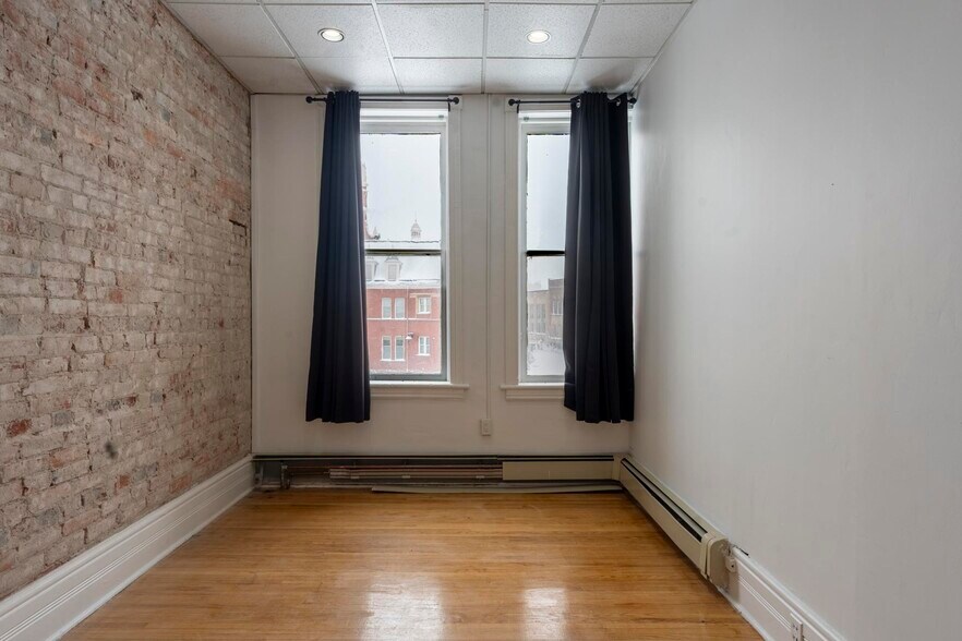 More Photos Of 21 Market Pl, Stratford Storefront Retail Residential For Sale