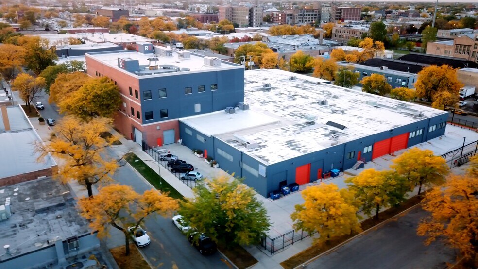 More Photos Of 2201 W Fulton St, Chicago Showroom For Lease