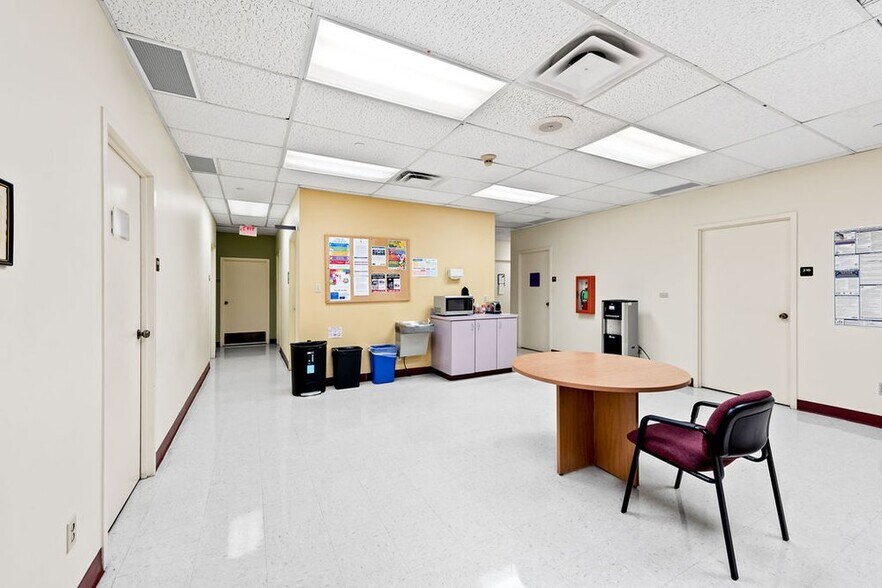 More Photos Of 5225 N Lamar Blvd, Austin Office For Sale