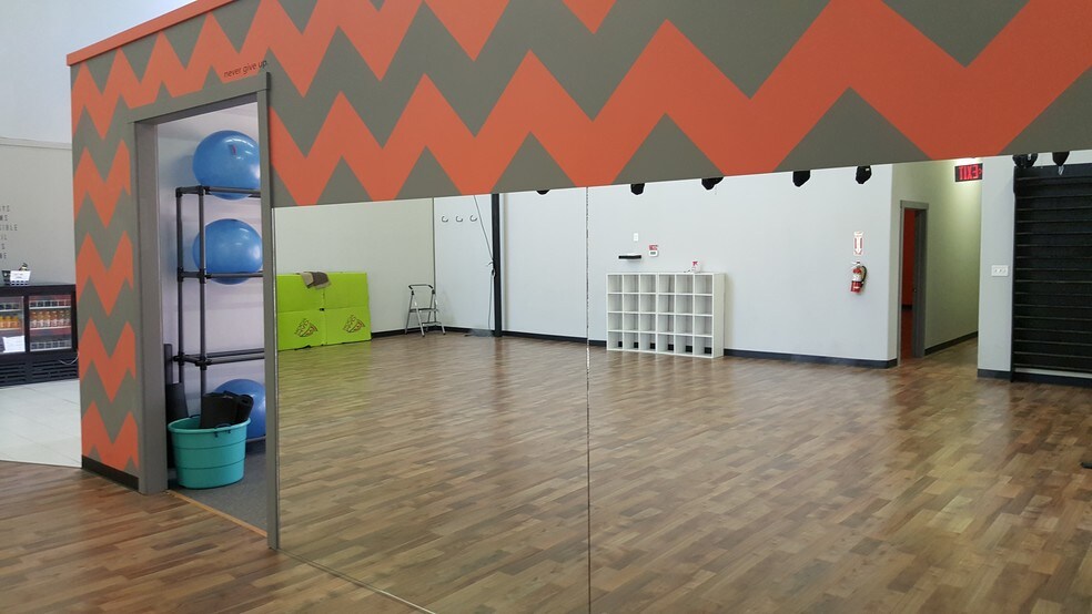 More Photos Of 2465 N Main St, Sunset Unknown For Lease