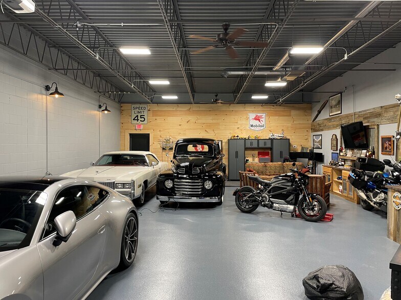 More Photos Of 214 S Hager Ave, Barrington Light Manufacturing For Lease