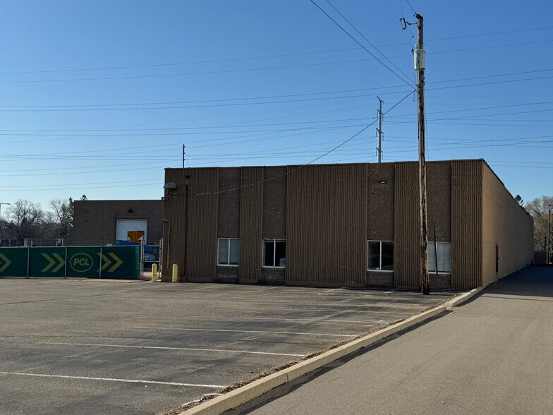 More Photos Of 335 E 78th St, Bloomington Warehouse For Lease