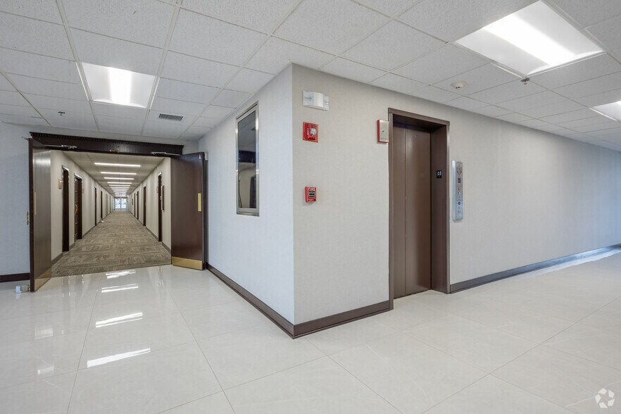 More Photos Of 900 Jorie Blvd, Oak Brook Unknown For Lease