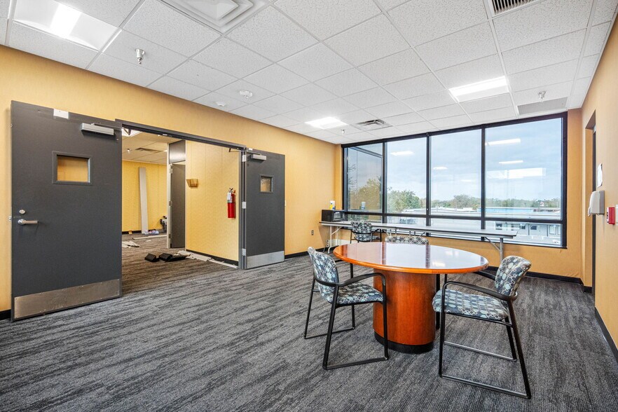 More Photos Of 6801 E Hillsborough Ave, Tampa Office Residential For Lease