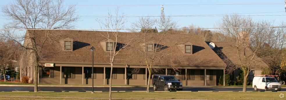 Primary Photo Of 300 E Washington St, Slinger Bank For Lease