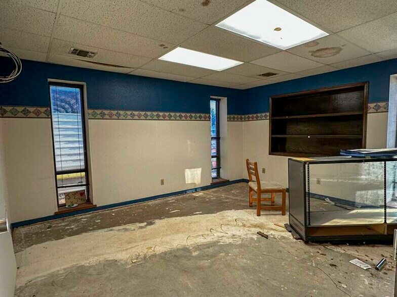 More Photos Of 17201 S Highway 81, Bison Warehouse For Sale