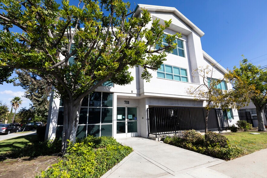 More Photos Of 711 E Wardlow Rd, Long Beach Office For Lease