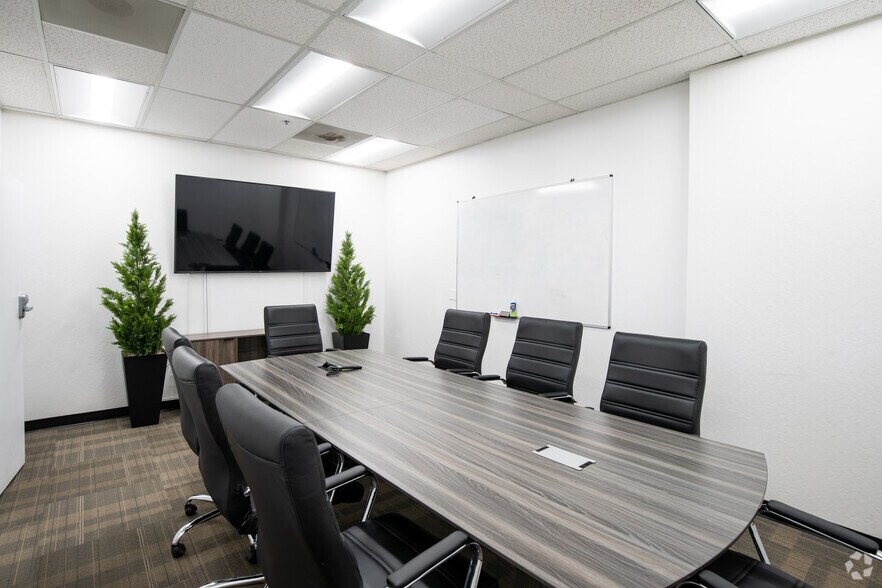 More Photos Of 4901-4911 Central Ave, Richmond Showroom For Lease