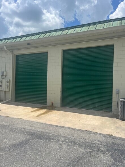 More Photos Of 12221 SE US Highway 441, Belleview Showroom For Lease