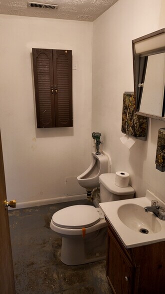 More Photos Of 45 Job Corp Rd, Pine Knot Flex For Sale