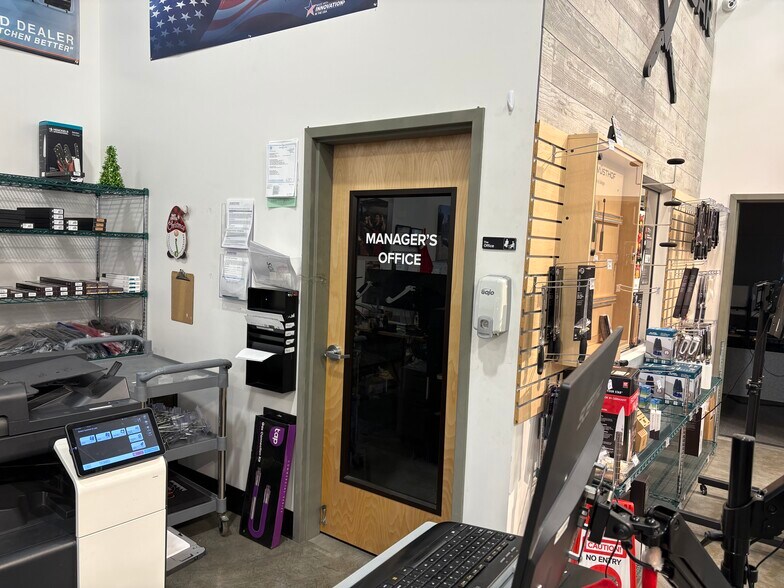 More Photos Of 1953-1977 Fowler St, Richland Service For Lease