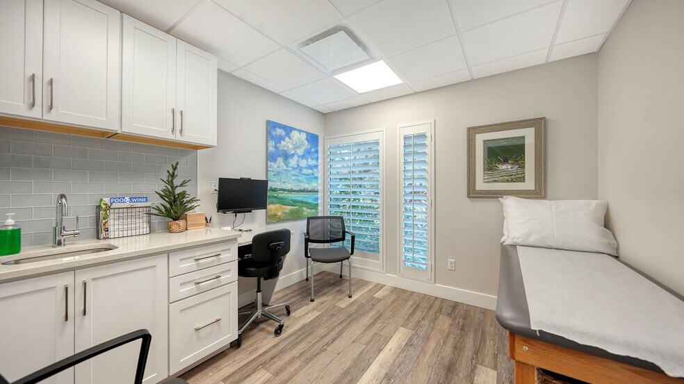 More Photos Of 1630 S Tuttle Ave, Sarasota Medical For Sale