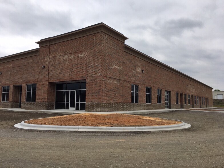 More Photos Of 123 Poplar Pointe Dr, Mooresville Flex For Lease