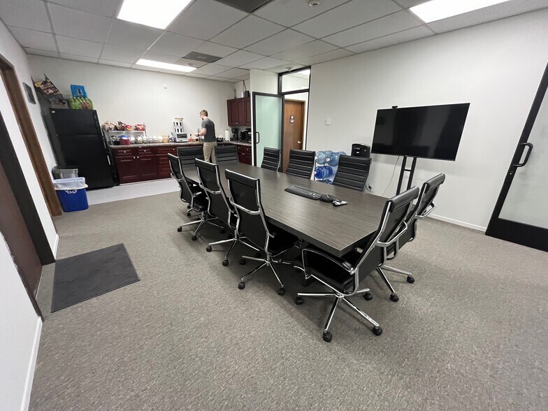 More Photos Of 10934-10940 Portal Dr, Los Alamitos Light Manufacturing For Lease