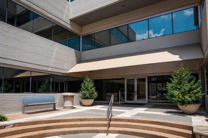 More Photos Of 2929 N Central Expy, Richardson Office For Lease