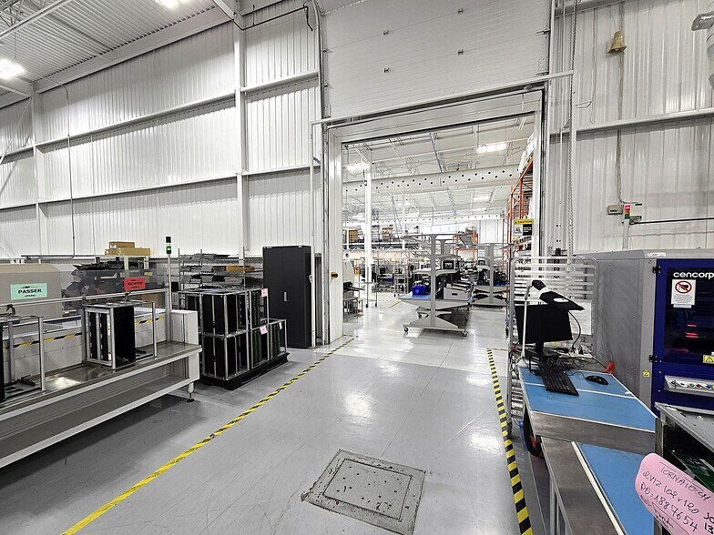 More Photos Of 2222 Boul Dagenais O, Laval Light Distribution For Sale