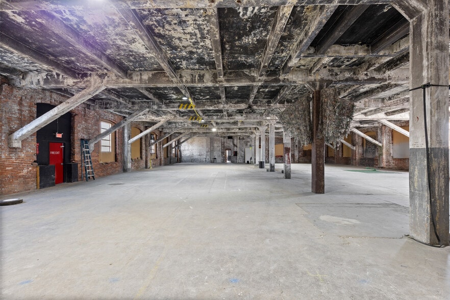 More Photos Of 2200 Union St, Bellaire Industrial For Sale