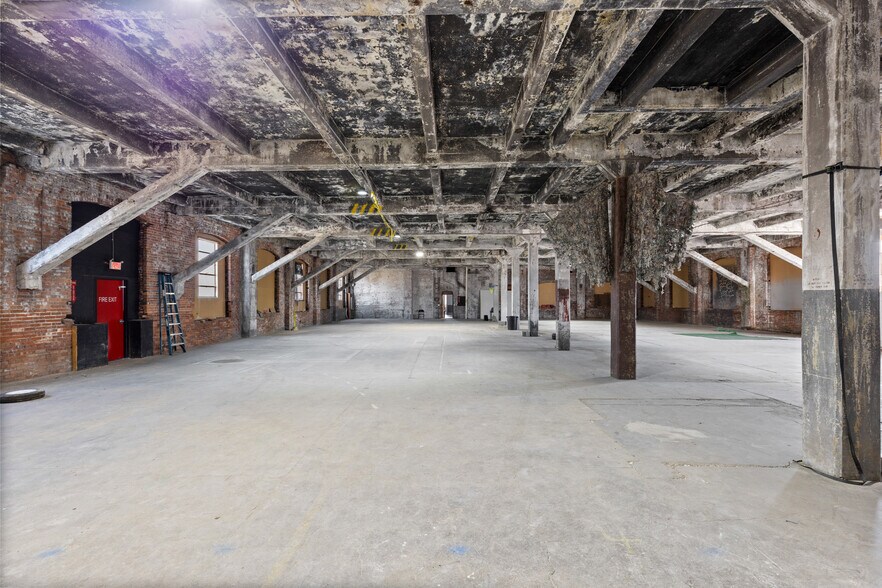 More Photos Of 2200 Union St, Bellaire Warehouse For Sale