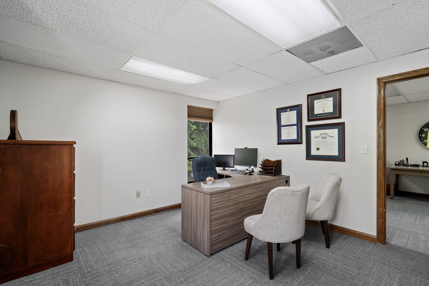 More Photos Of 200 Commerce Dr, Coraopolis Office For Sale