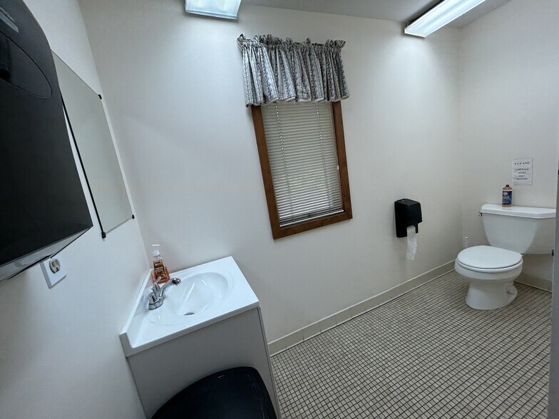 More Photos Of 831 Dekalb Pike, Blue Bell Medical For Sale