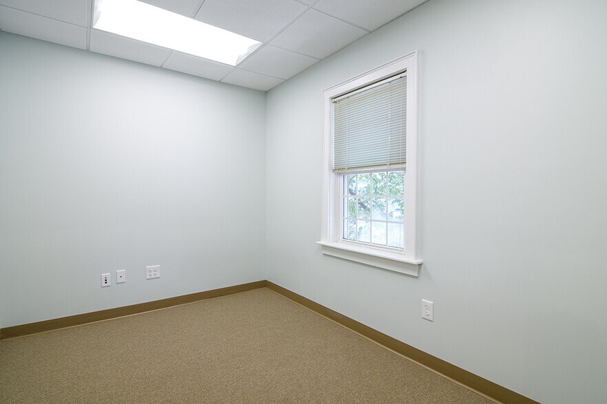 More Photos Of 400 Massasoit Ave, East Providence Medical For Sale
