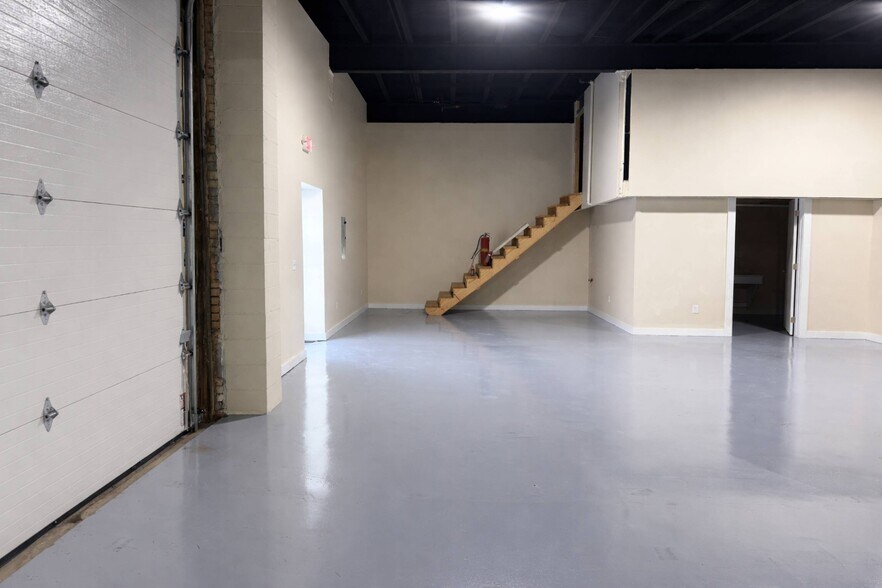 More Photos Of 320 S Wooster Ave, Dover Unknown For Lease